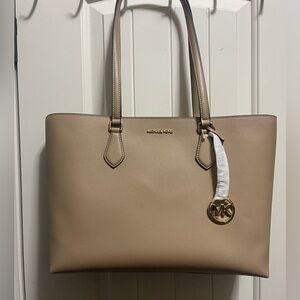 Michael Kors Sheila Large Tote Bag
Camel